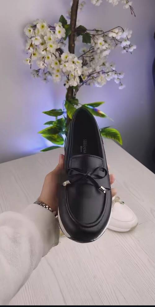 ActoStore loafer in black, held in hand